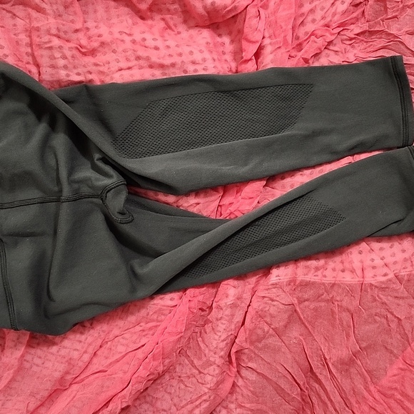 Lululemon Women's Everlux Waistband Training Crop - 15" Inseam - Picture 2 of 7
